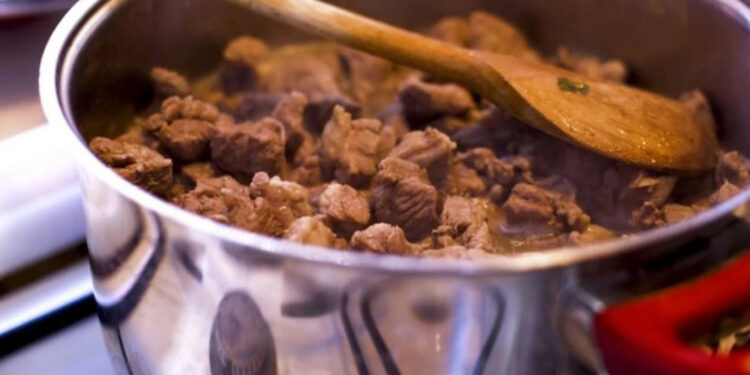 Hijyenik ortamda kesilmeyen etler zehirlenmeye yol açabilir