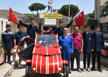 Hurda malzemelerle yapılan otomobil saatte 60 kilometre hıza çıkabiliyor