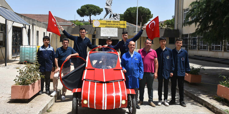 Hurda malzemelerle yapılan otomobil saatte 60 kilometre hıza çıkabiliyor