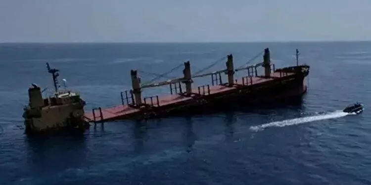 Husilerin vurduğu geminin mürettebatı güvenli yere taşınıyor