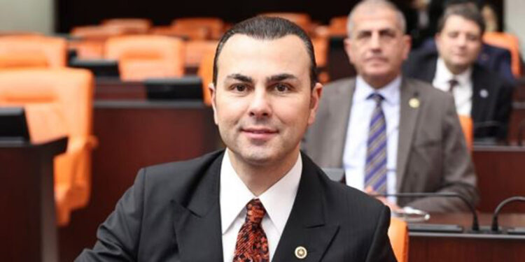 İYİ Parti İstanbul Milletvekili İzsiz, partisinden istifa etti