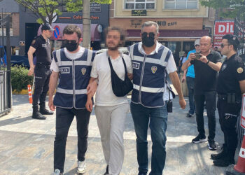 İki camiye girip Kur'an-ı Kerim'leri yırtan şüpheliye gözaltı