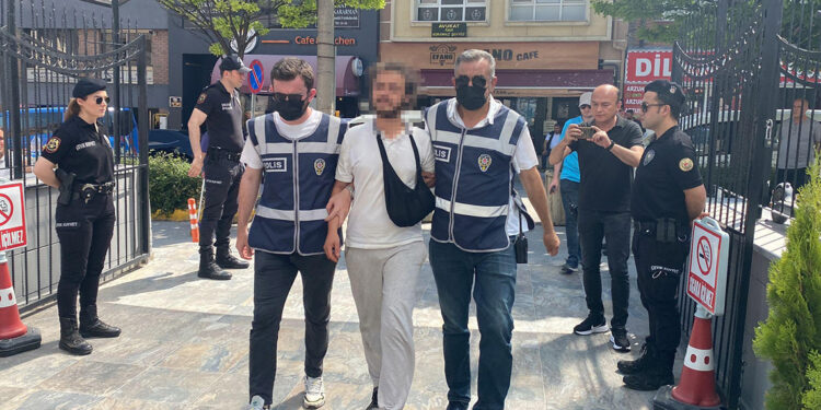 İki camiye girip Kur'an-ı Kerim'leri yırtan şüpheliye gözaltı