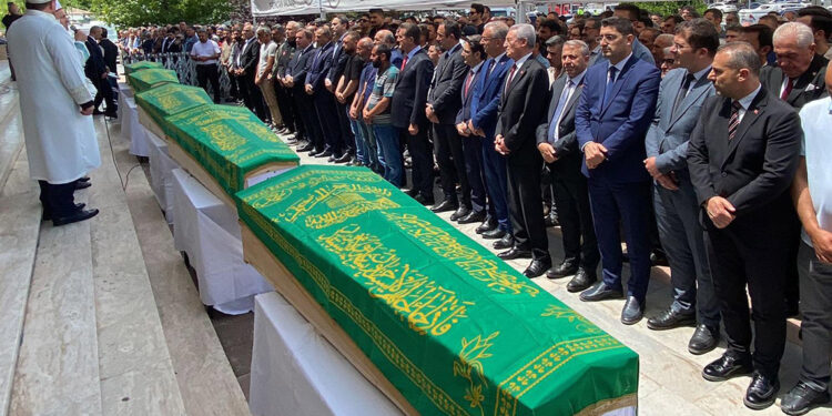 İliç'teki maden ocağından çıkarılan 5 işçi için cenaze töreni