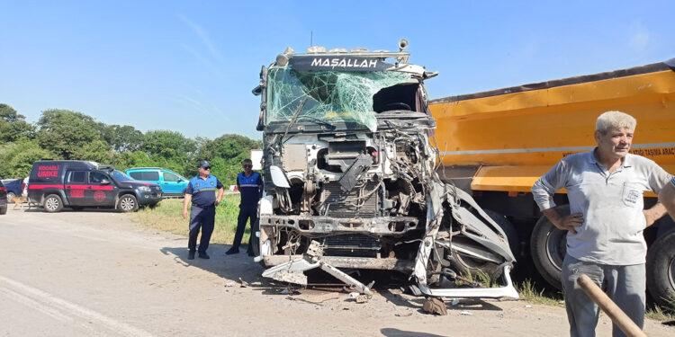 İşçi servisi ile kamyon çarpıştı; 1'i ağır 20 yaralı