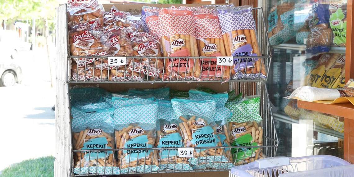 İstanbul'da Halk Ekmek büfelerinde satılan 250 gramlık ekmeğin fiyatı, yapılan yüzde 60 zamla birlikte 5 liradan 8 liraya yükseldi.