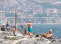 İstanbul'da sıcaktan bunalanlar sarayburnu sahili'nde serinledi
