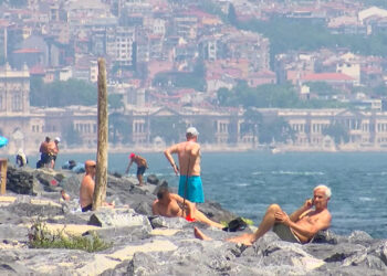 İstanbul'da sıcaktan bunalanlar Sarayburnu Sahili'nde serinledi