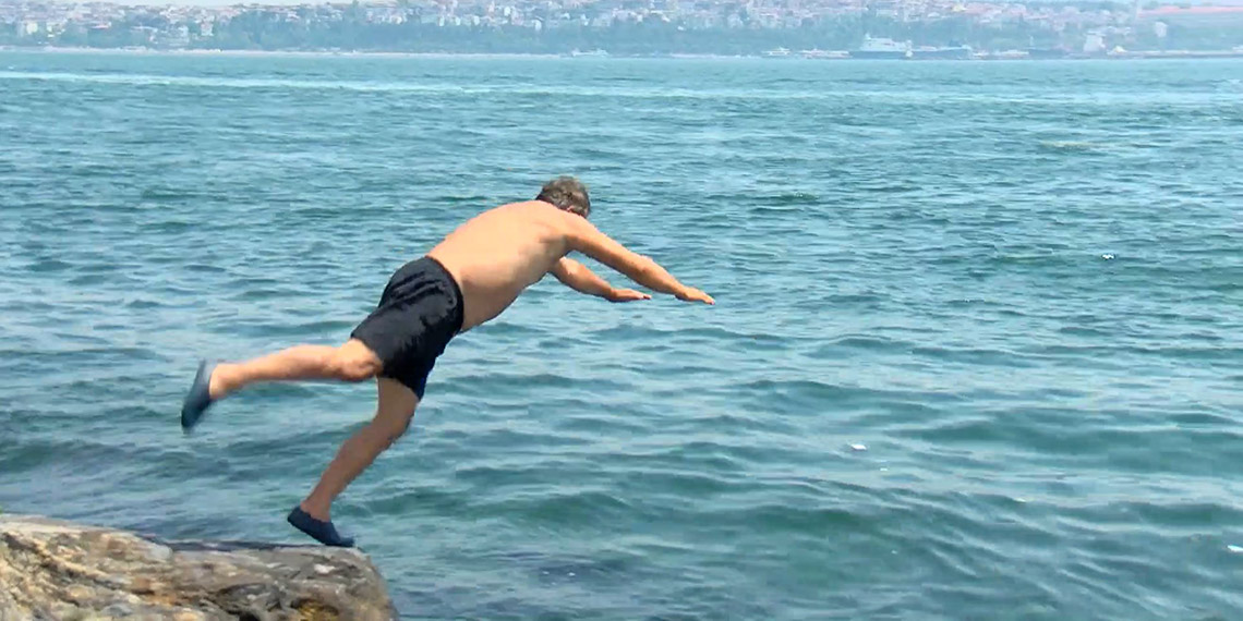 İstanbul'da sıcaktan bunalanlar Sarayburnu Sahili'nde serinledi