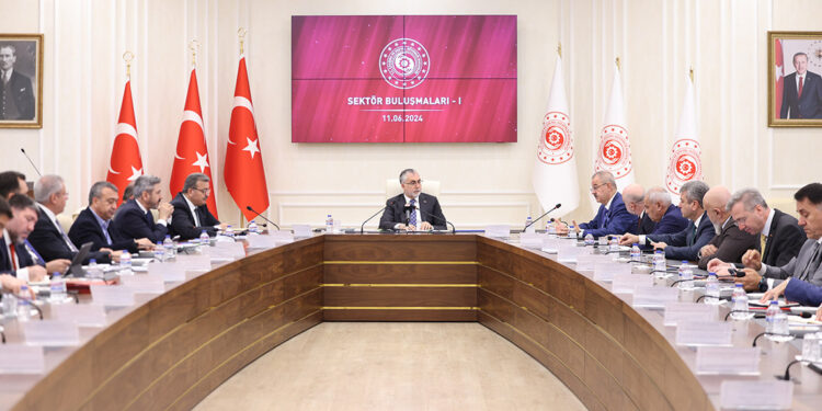 İşveren ve çalışan arasındaki dengeyi koruyarak hareket ediyoruz