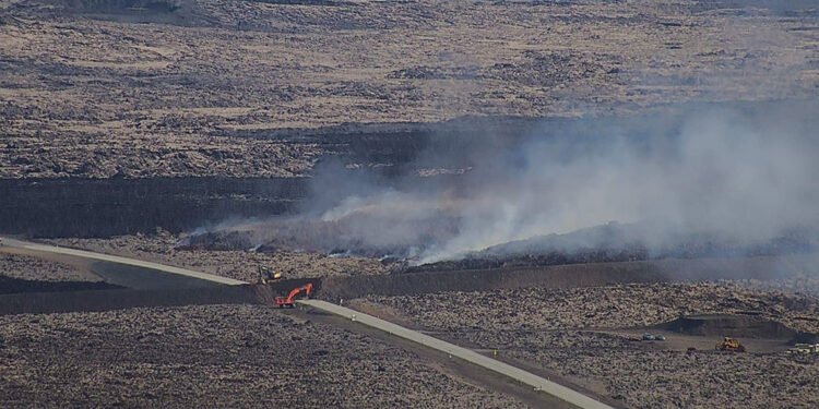 İzlanda'da yanardağ patlaması sonrası lav akışı sürüyor