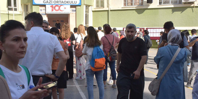 İzmir'de LGS sınavı heyecanı başladı