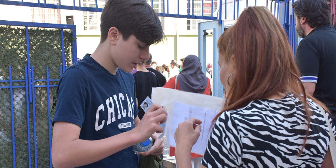 İzmir'de LGS sınavı heyecanı başladı, öğrenciler sınıflarda ter dökerken, veliler de okul bahçesinde heyecanla çocuklarını bekledi.