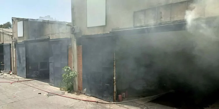 İzmir'de geri dönüşüm tesisinde yangın çıktı