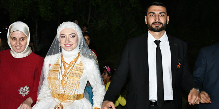 Jirki aşireti düğününde geline 2 kilo altın takıldı