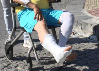 Kaçan kurbanlığı yakalamak isterken ayak bileğini kırdı