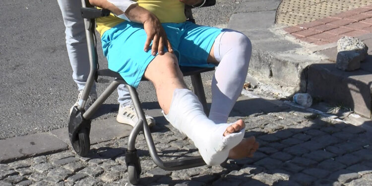 Kaçan kurbanlığı yakalamak isterken ayak bileğini kırdı