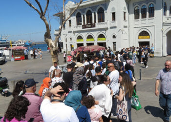 Kadıköy Adalar İskelesi'nde Bayram yoğunluğu; metrelerce kuyruk oluştu