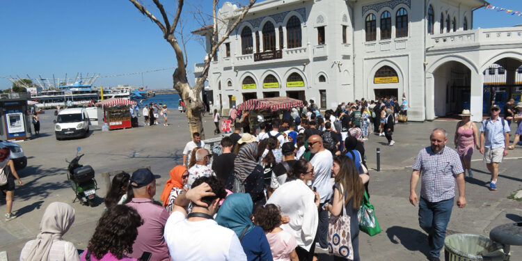 Kadıköy Adalar İskelesi'nde Bayram yoğunluğu; metrelerce kuyruk oluştu