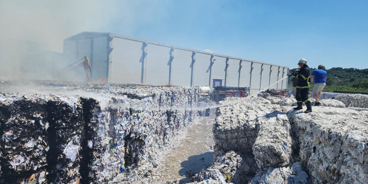 Kağıt fabrikasındaki atık karton ve kağıtlar yandı