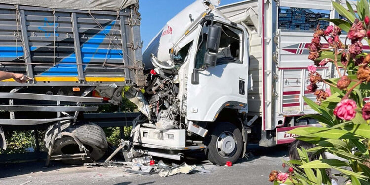 Kamyon TIR'a arkadan çarptı; 2 ölü