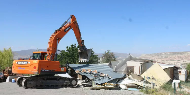 Kapadokya'da kaçak kafeterya yıkıldı