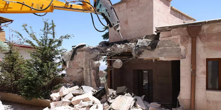 Kapadokya'da kaçak yapıların yıkımına yeniden başlandı