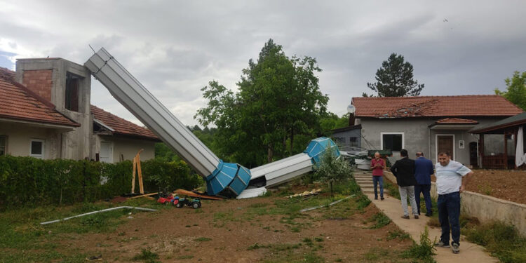 Karabük'te sağanak ve fırtına; caminin minaresi yıkıldı