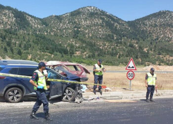 Kavşakta otomobiller çarpıştı: 2 ölü, 2 yaralı