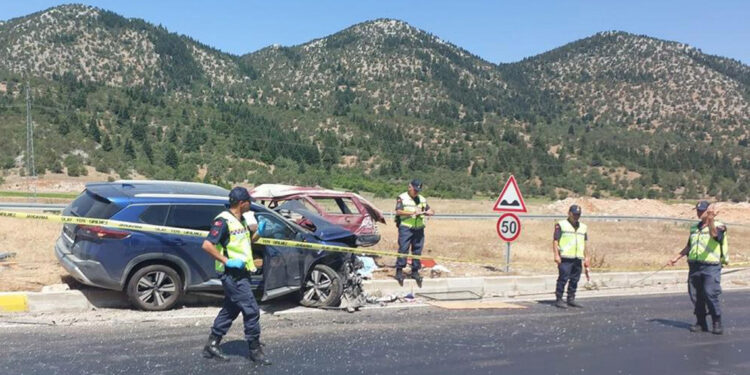 Kavşakta otomobiller çarpıştı: 2 ölü, 2 yaralı