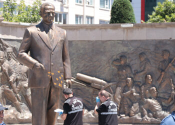 Kayseri'de Atatürk Anıtı'na baltalı saldırı: 1'i kadın 2 gözaltı