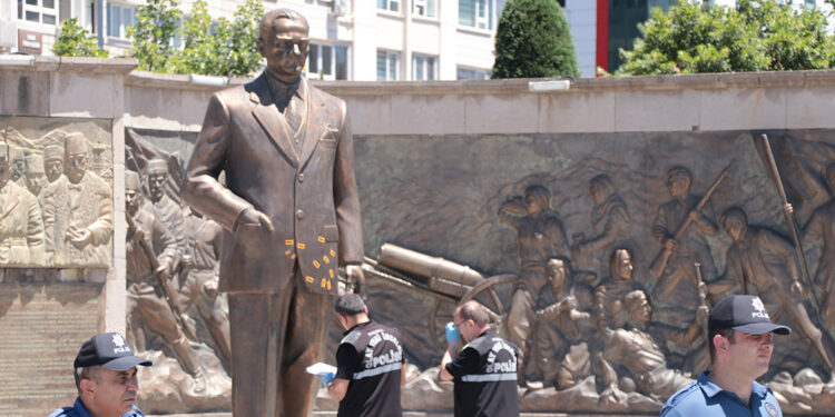 Kayseri'de Atatürk Anıtı'na baltalı saldırı: 1'i kadın 2 gözaltı