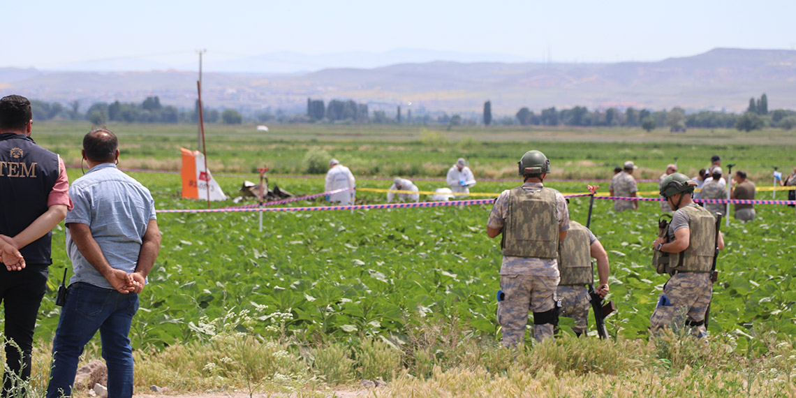 Kayseri'de eğitim uçağı düştü; Kaza sonucu uçaktaki pilotlar Uğur Yıldız ve Gökhan Özen’in şehit oldu.