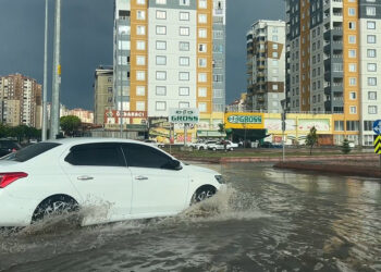 Kayseri'de şiddetli rüzgar ve sağanak; yollar göle döndü