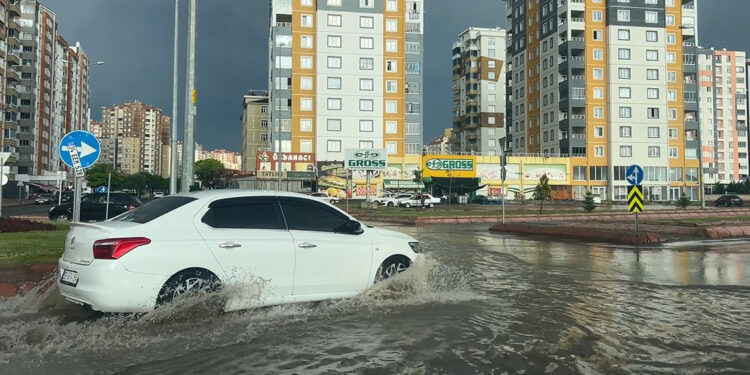Kayseri'de şiddetli rüzgar ve sağanak; yollar göle döndü