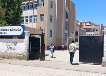 Kız öğrenci okul önünde bıçaklandı