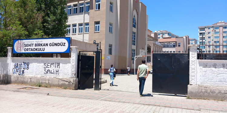 Kız öğrenci okul önünde bıçaklandı