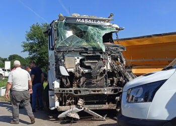 Kocaeli'de işçi servisi ile TIR çarpıştı: 26 yaralı