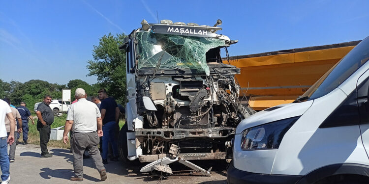 Kocaeli'de işçi servisi ile TIR çarpıştı: 26 yaralı 