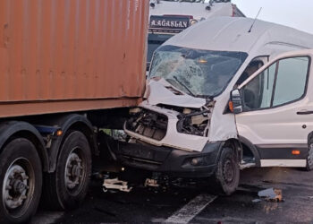 Kontrolden çıkan minibüs otomobil ile 2 TIR'a çarptı