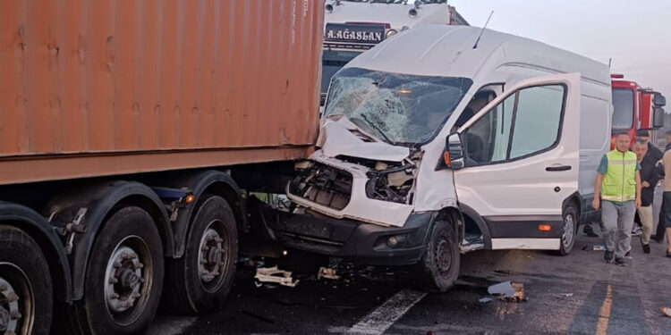 Kontrolden çıkan minibüs otomobil ile 2 TIR'a çarptı