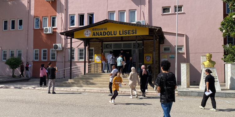 Koşarak geldikleri YKS'ye son anda yetiştiler