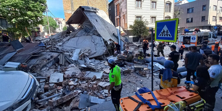 Küçükçekmece'de bina çöktü