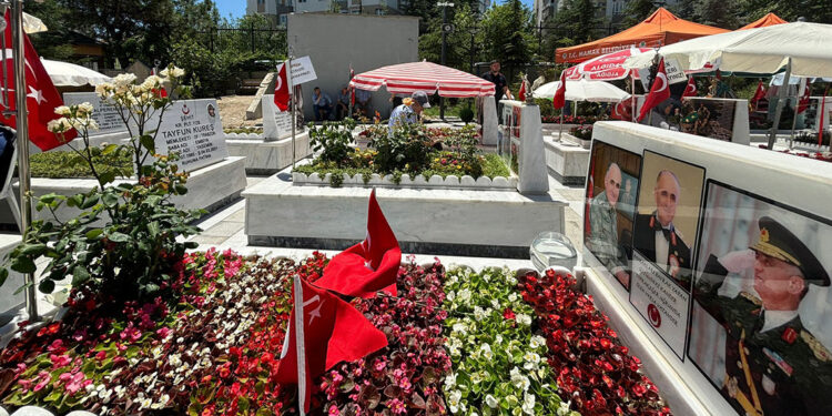 Kurban Bayramı arifesinde şehitliklerde yoğunluk