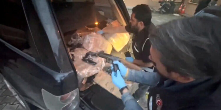 Mercek-20 operasyonunda 225 ruhsatsız tabanca ele geçirildi