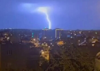Mardin'de minareye yıldırım düştü; o anlar kamerada