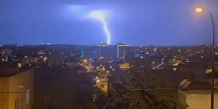 Mardin'de minareye yıldırım düştü; o anlar kamerada