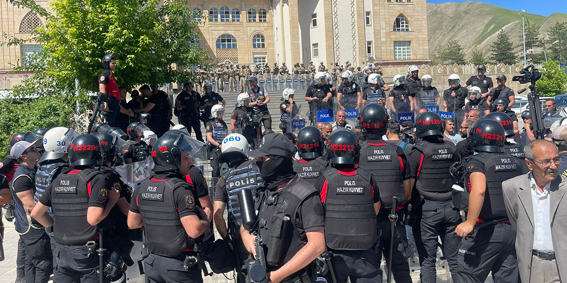 İçişleri Bakanlığı tarafından görevden uzaklaştırılan Hakkari Belediye Başkanı Mehmet Sıddık Akış'ın yargılandığı davada tutuklama kararı.