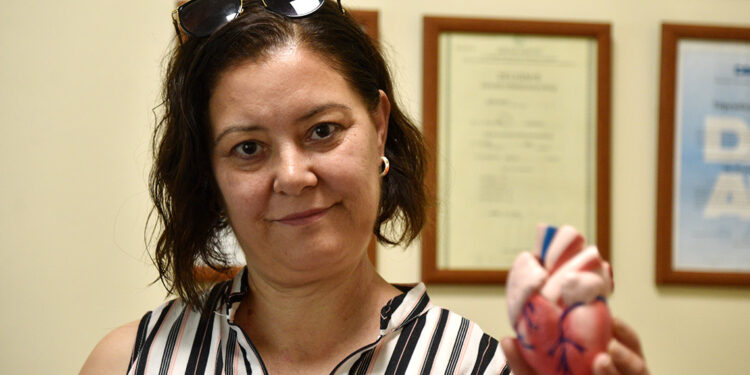 Meme altından 5 santim kesiyle kalp kapakçığı değişti