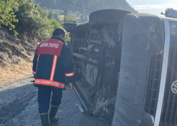Mersin'de minibüs devrildi: 1'i ağır, 11 yaralı